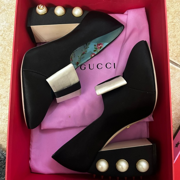 GUCCI Black Silk Satin Pearl Studded Luna Bow Accent
Pump Block Heels - Picture 10 of 12